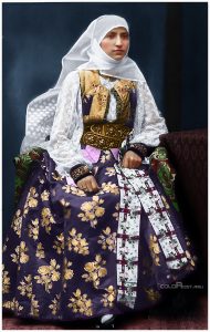doamna-boamban-femeie-instarita-din-schei-judetul-brasov-in-jurul-anilor-1900-1903-costume-populare-traditii-romanesti-1689x2660