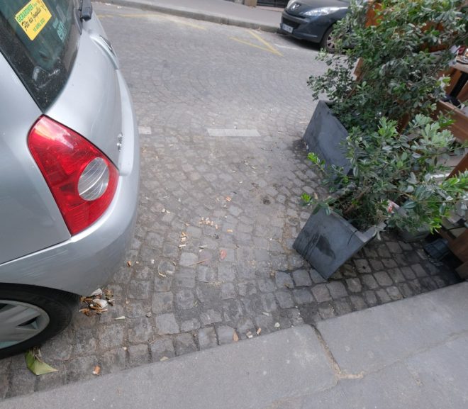 Parisul – frumos, dar deja în jos